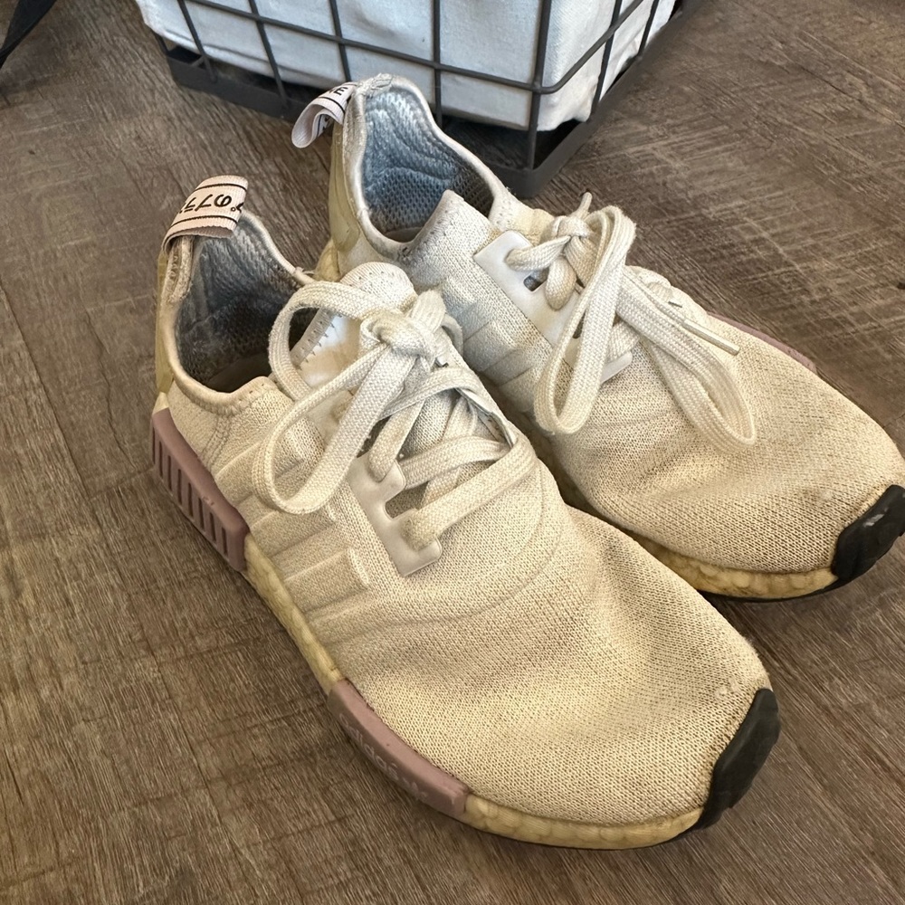 ADIDAS ULTRABOOSTS SIZE 6 (runs big)